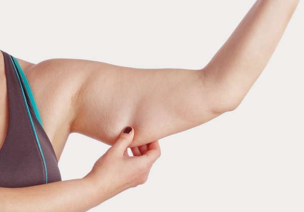 Ejercicios con mancuernas para la espalda. Programa de entrenamiento para tensar los músculos, con hernia de columna, escoliosis, osteocondrosis.