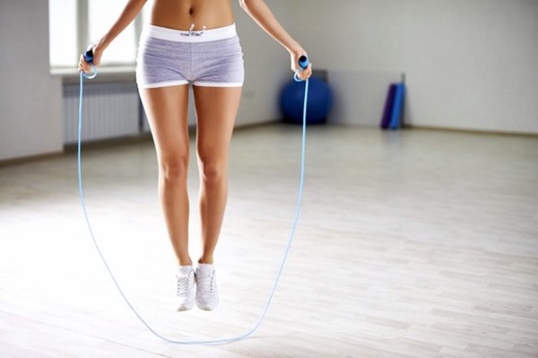 Remova as laterais e o estômago. Exercícios simples para mulheres por uma semana. Programa de treinamento
