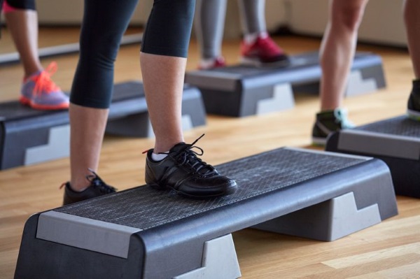 Exercices des jambes dans la salle de gym. Programme minceur pour pomper les muscles