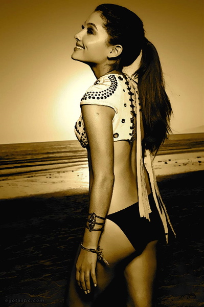 Ariana Grande voor en na plastische chirurgie. Foto in een badpak, zonder make-up, in de kindertijd. De figuur en het uiterlijk van de actrice