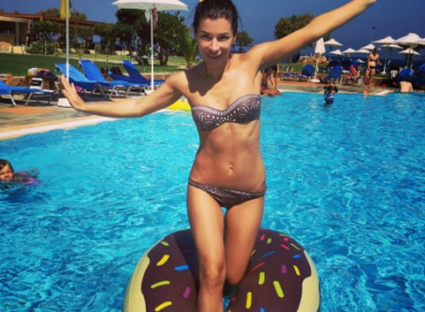 Ekaterina Volkova รูปถ่ายในชุดว่ายน้ำก่อนและหลังการทำศัลยกรรม รูปใบหน้าลักษณะของนักแสดงหญิง