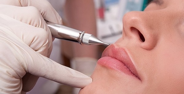 Maquiagem labial permanente com sombreamento. Fotos antes e depois do procedimento, preço