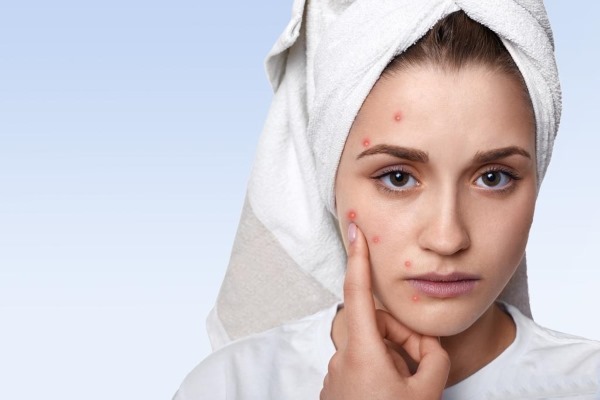 Nettoyage manuel du visage par une esthéticienne. Qu'est-ce que c'est, types, comment ils le font, avantages et inconvénients, prix