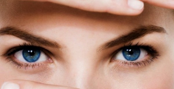 Cara menghilangkan lingkaran hitam di bawah mata di rumah, kosmetologi