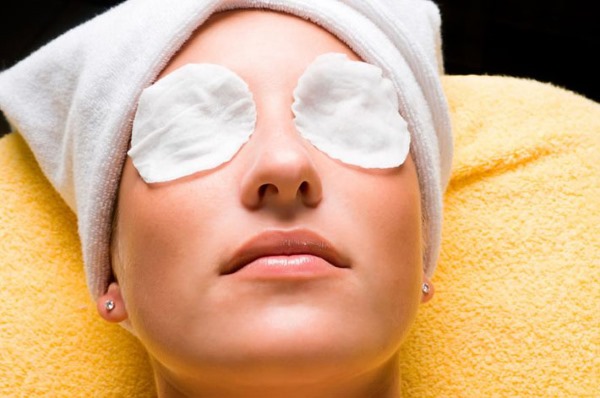 Cara menghilangkan lingkaran hitam di bawah mata di rumah, kosmetologi