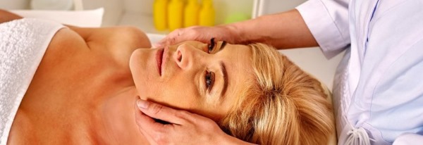 Massage pour femme de 40 à 50 ans manuel complet du corps, visage anti-rides. Types, instructions, photos, résultats