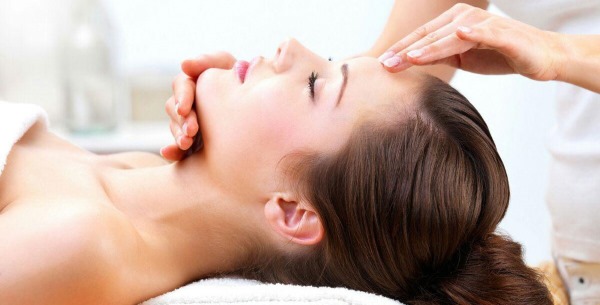 Massagem manual para mulheres de 40-50 anos de corpo inteiro, rosto anti-rugas. Tipos, instruções, fotos, resultados