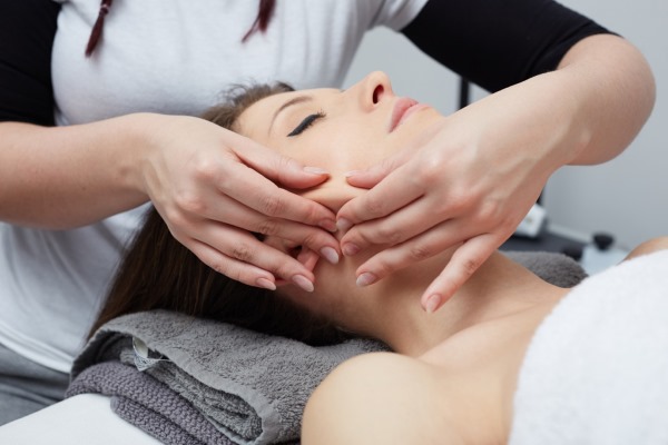 Massage cho phụ nữ 40-50 tuổi bằng tay toàn thân, chống nhăn da mặt. Các loại, hướng dẫn, ảnh, kết quả