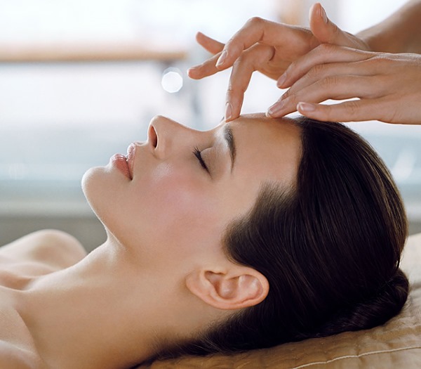 Masaje para mujeres de 40-50 años manual de cuerpo completo, facial antiarrugas. Tipos, instrucciones, fotos, resultados