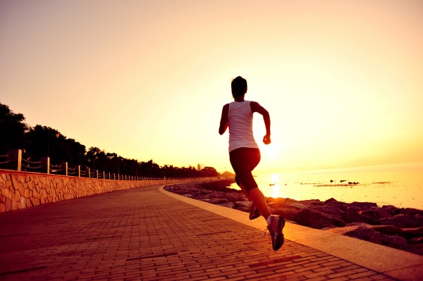 Gehen und Joggen zur Gewichtsreduktion. Die Schrittzahl pro Tag für Frauen, Typen, Techniken und Ergebnisse