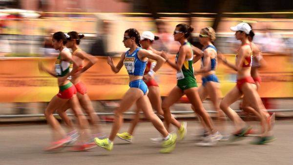เดินและวิ่งออกกำลังกายเพื่อลดน้ำหนัก อัตราการก้าวต่อวันสำหรับผู้หญิงประเภทเทคนิคและผลลัพธ์