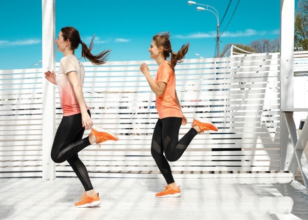 Faire du jogging sur place pour perdre du poids. Technique, combien de temps, calories brûlées à l'exercice