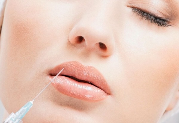 Tyndallo poveikis kosmetologijoje po akimis, ant lūpų odos. Kai stebima, kaip pašalinti