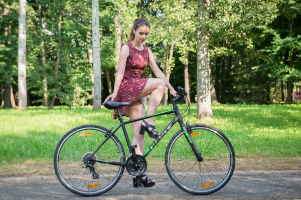 Un paseo en bicicleta. Beneficios y perjuicios para hombres y mujeres. Normas de cuánto necesita conducir