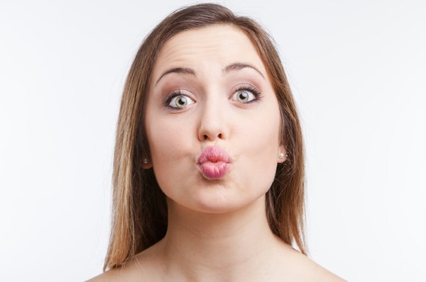 Wie man die Lippen ohne Operation mit Make-up, Flaschen und Übungen zu Hause vergrößert