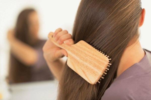 كيفية ترطيب الشعر بعد التبييض والتلوين. العلاجات الشعبية والزيوت والمسكنات في المنزل