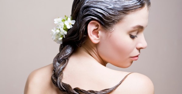 Comment hydrater les cheveux après éclaircissement, coloration. Remèdes populaires, huiles, baumes à la maison