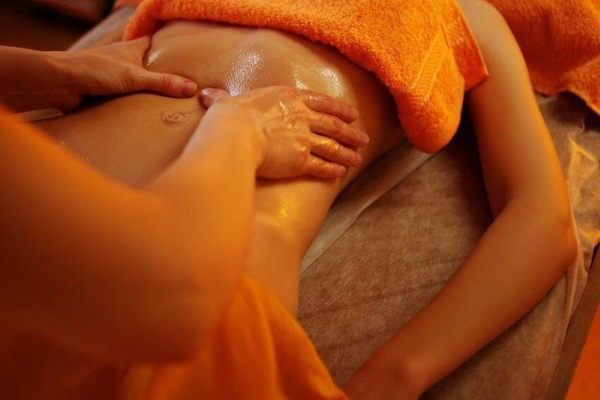 Com fer un massatge per aprimar l’abdomen i els costats: buit, xinès, anticelulític visceral, drenatge limfàtic