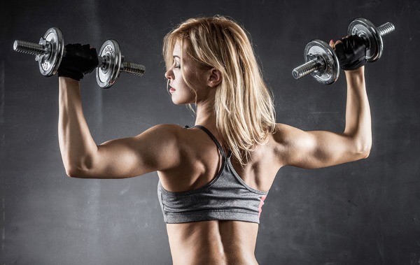 Handhantelübungen für Frauen zur Gewichtsreduktion, damit die Haut nicht hängt. Training zu Hause