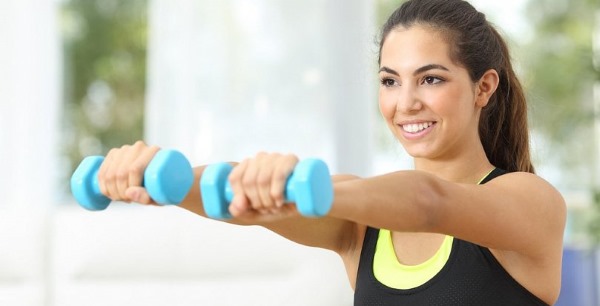 Latihan dumbbell tangan untuk wanita untuk menurunkan berat badan agar kulit tidak menggantung. Bersenam di rumah