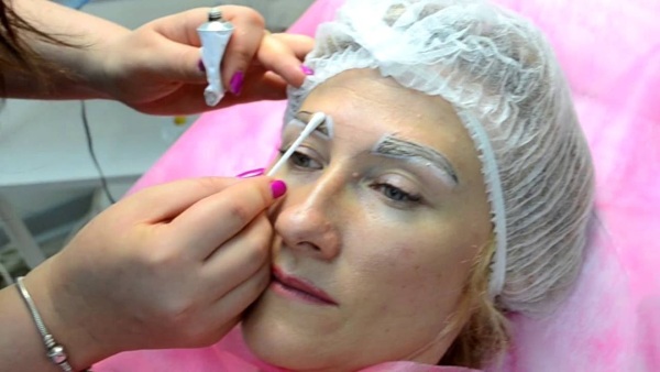 Permanentes Augenbrauen-Make-up, Puderstaub. Vor und nach Fotos, wie lange, Heilung