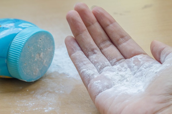 Comment se débarrasser de la transpiration des aisselles avec des remèdes populaires, la cosmétologie