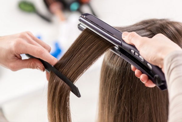 Phương tiện để duỗi tóc lâu dài, làm mượt tóc bằng bàn ủi, keratin