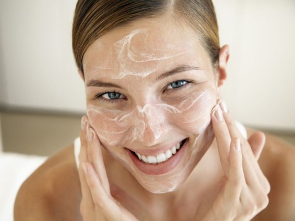Verwijder snel thuis pigmentvlekken op het gezicht. Crèmes, folkremedies