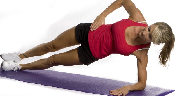 Effectieve oefeningen voor het afslanken van de buik en zijkanten voor vrouwen gedurende een week