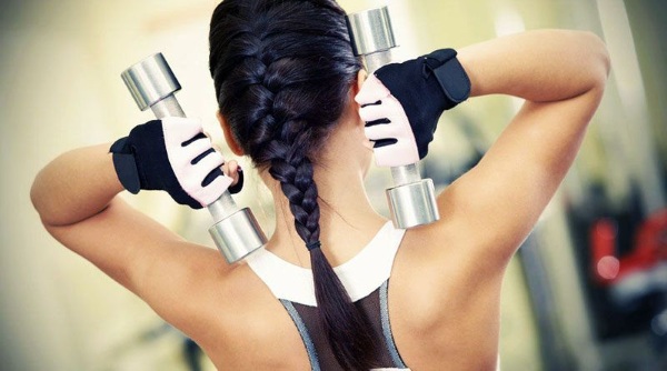 Exercices pour biceps avec et sans haltères, sur une barre horizontale, avec une barre pour les filles. Programme à domicile