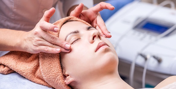 Massagem facial em cosmetologia. Tipos, técnica cosmética, magnifica, tutoriais em vídeo. Prós, avaliações e resultados