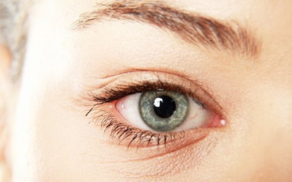Mezoterápia a szem körül sötét karikák, zúzódások, táskák, ödéma esetén. Fotók előtt és után, ár, vélemények