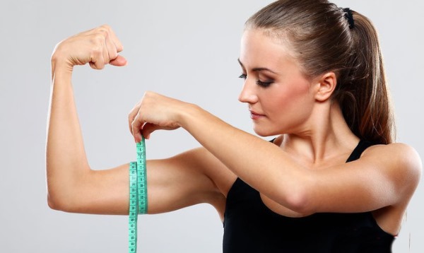 Comment gonfler les biceps pour une fille avec et sans haltères, push-ups à la maison