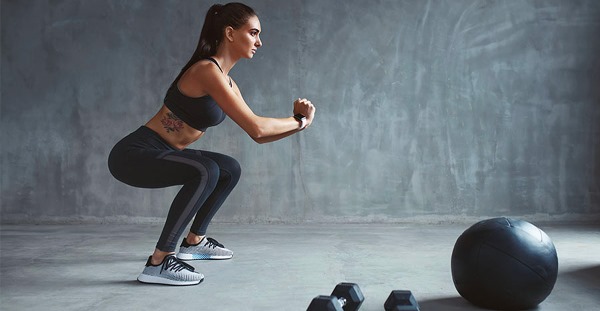 Ejercicios para el músculo glúteo mayor para una mujer en el gimnasio, en casa. Técnica, foto