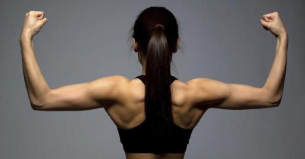 การออกกำลังกายสำหรับกล้ามเนื้อสี่เหลี่ยมคางหมูหลังด้วยดัมเบลล์สำหรับผู้หญิง
