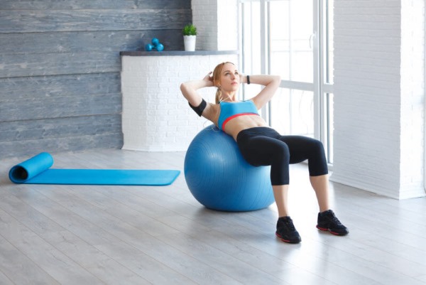 Exercises with a fitness ball for weight loss of the abdomen, sides, legs. Video for beginners