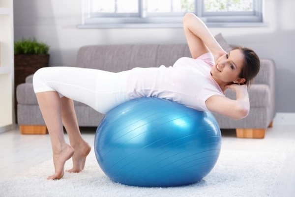 Exercícios com bola de fitness para emagrecer abdómen, flancos, pernas. Vídeo para iniciantes