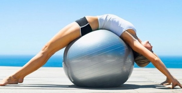 ออกกำลังกายด้วยลูกบอลออกกำลังกายเพื่อลดน้ำหนักหน้าท้องด้านข้างขา วิดีโอสำหรับผู้เริ่มต้น
