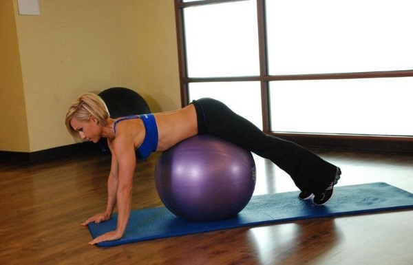 Övningar med en träningsboll för viktminskning i buken, sidorna, benen. Video för nybörjare