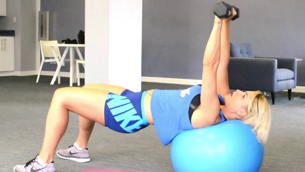 Exercícios com bola de fitness para emagrecer abdómen, flancos, pernas. Vídeo para iniciantes
