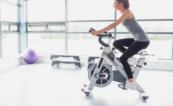 Exercícios de emagrecimento em casa: modelagem, fitness, fitball, ioga, bicicleta, aparelho elíptico, stepper, esteira