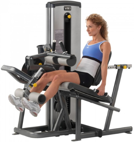 Förlängning och böjning av benen i simulatorn när du sitter, ligger, i maskinen. Motion, teknik, vilka muskler fungerar