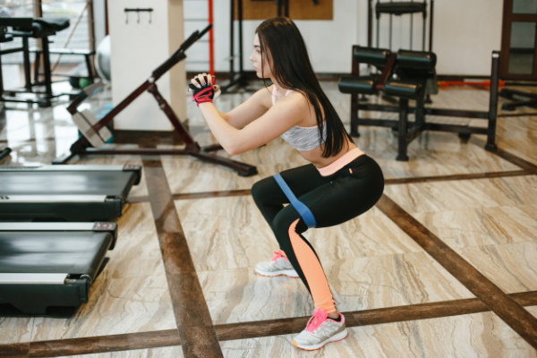 التدريب بشريط مطاطي للياقة البدنية. تمارين لكامل الجسم والساقين والأرداف وللضغط على النساء