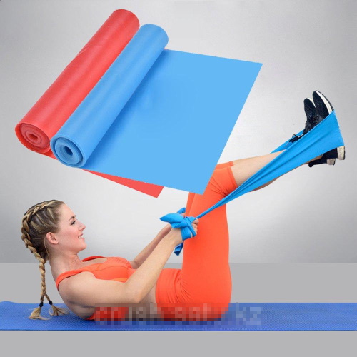 Übung mit einem Gummiband für Fitness. Übungen für den ganzen Körper, Beine, Gesäß, für die Presse von Frauen