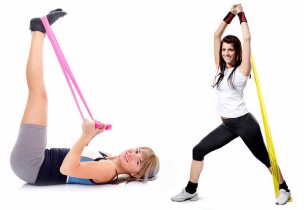 Fitness için elastik bir bantla egzersiz yapın. Kadınların baskısı için tüm vücut, bacaklar, kalçalar için egzersizler