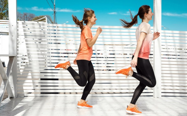 Calienta antes de correr para principiantes. Haga ejercicio para distancias largas y cortas por la mañana y por la noche.