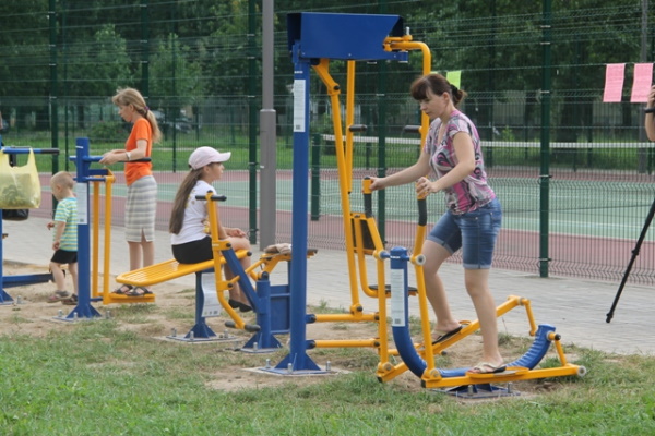 Outdoor-Sportgeräte auf dem Gelände. Wie man es richtig macht, elliptisch, kraftvoll, schrittweise