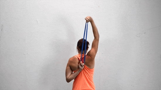 Latihan tangan dengan tali elastik untuk wanita di rumah untuk menurunkan berat badan. Video