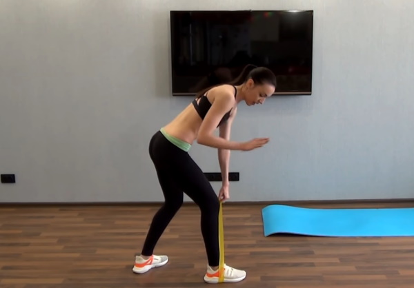 Exercices de la main avec bande élastique pour les femmes à la maison pour perdre du poids. Vidéo