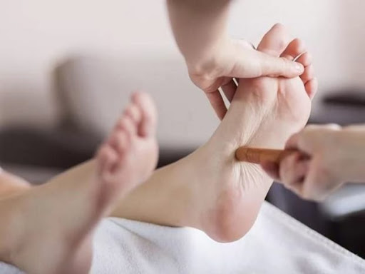 Punti di agopuntura sul piede umano. Layout della gamba sinistra e destra